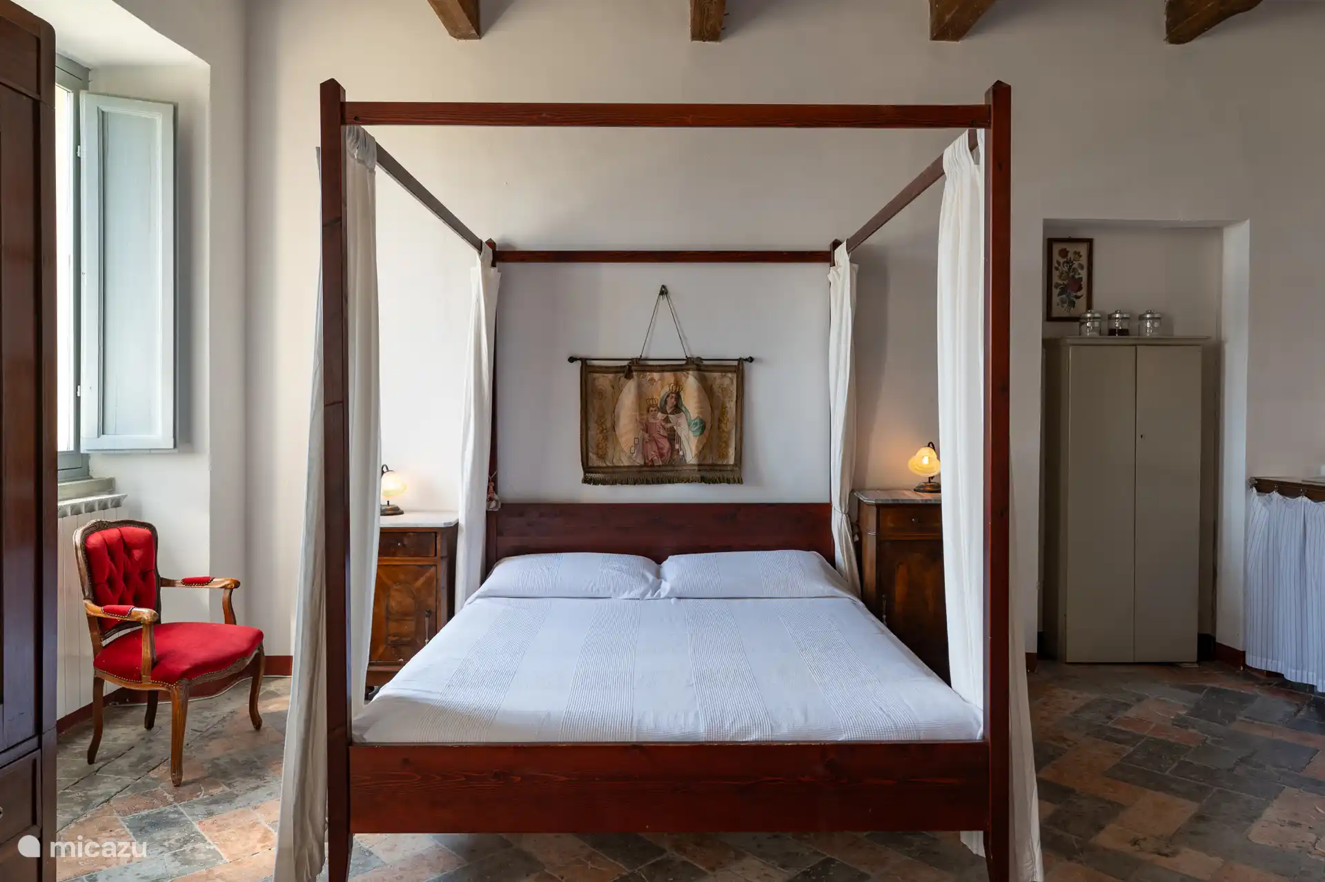 Wakker worden in een hemelbed en ontwaken met een uitzicht over de bergen van Le Marche, Italië.