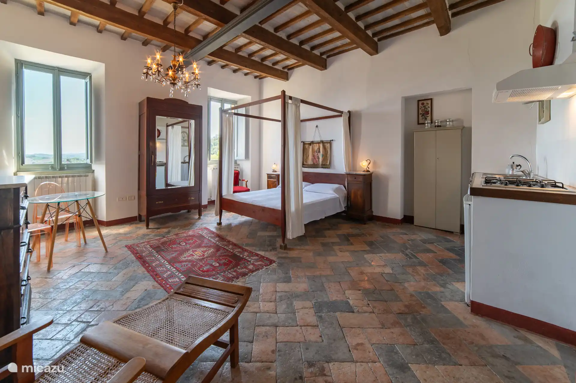 Een mooi ruime 2 persoonskamer voorzien van alle gemakken. Een kitchenette, hemelbed, eettafel met stoelen, kledingkast, keukengerei en een badkamer met toilet, bidet en douche. 