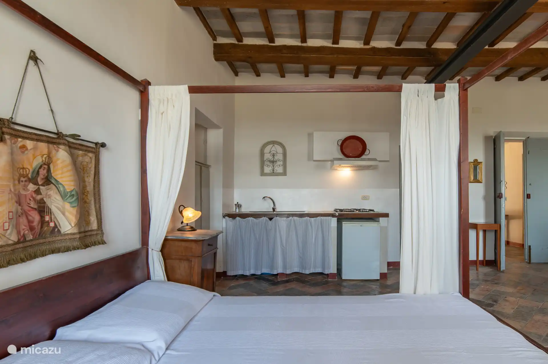 Een kitchenette met koelkast en keukengerei in je eigen kamer. Een ruime 2 persoonskamer van 32m2 in Arcevia, Le Marche.