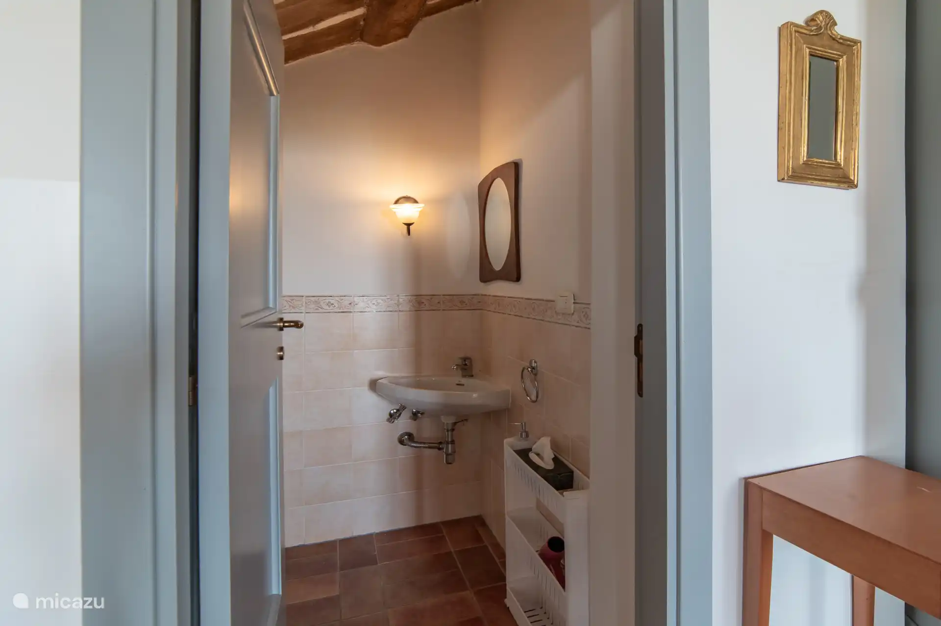 Je eigen badkamer met wastafel, douche, toilet en bidet.