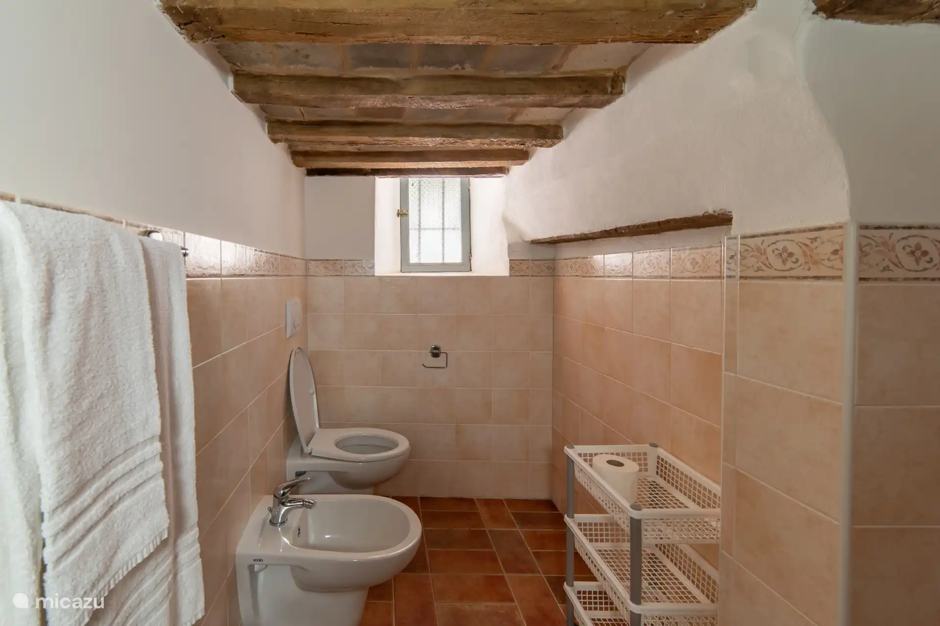 Een unieke bouw van de badkamer, met een verlaagd plafond in het pand van Borgo Belfiore. 