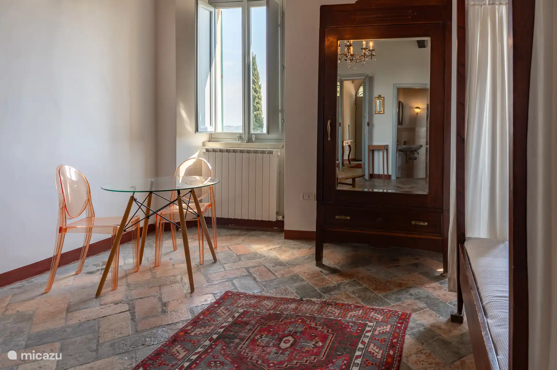 Eten met een heerlijk Italiaans zonnetje. In het prachtige appartement Anemone bij Borgo Belfiore.