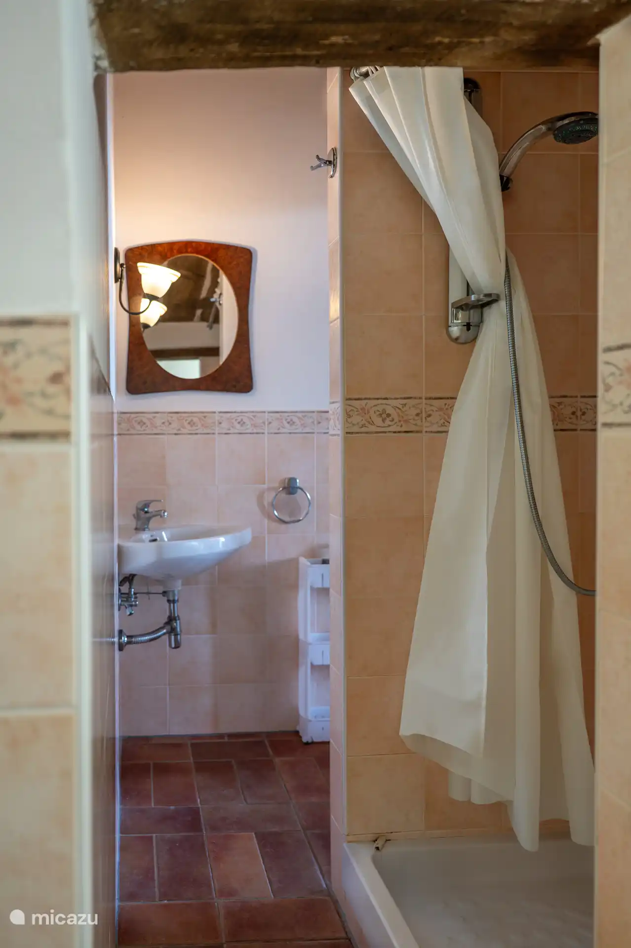 Het pand van Borgo Belfiore stamt nog uit 1700, daardoor heeft deze badkamer een unieke bouw. De toilet en bidet hebben een verlaagd plafond. 