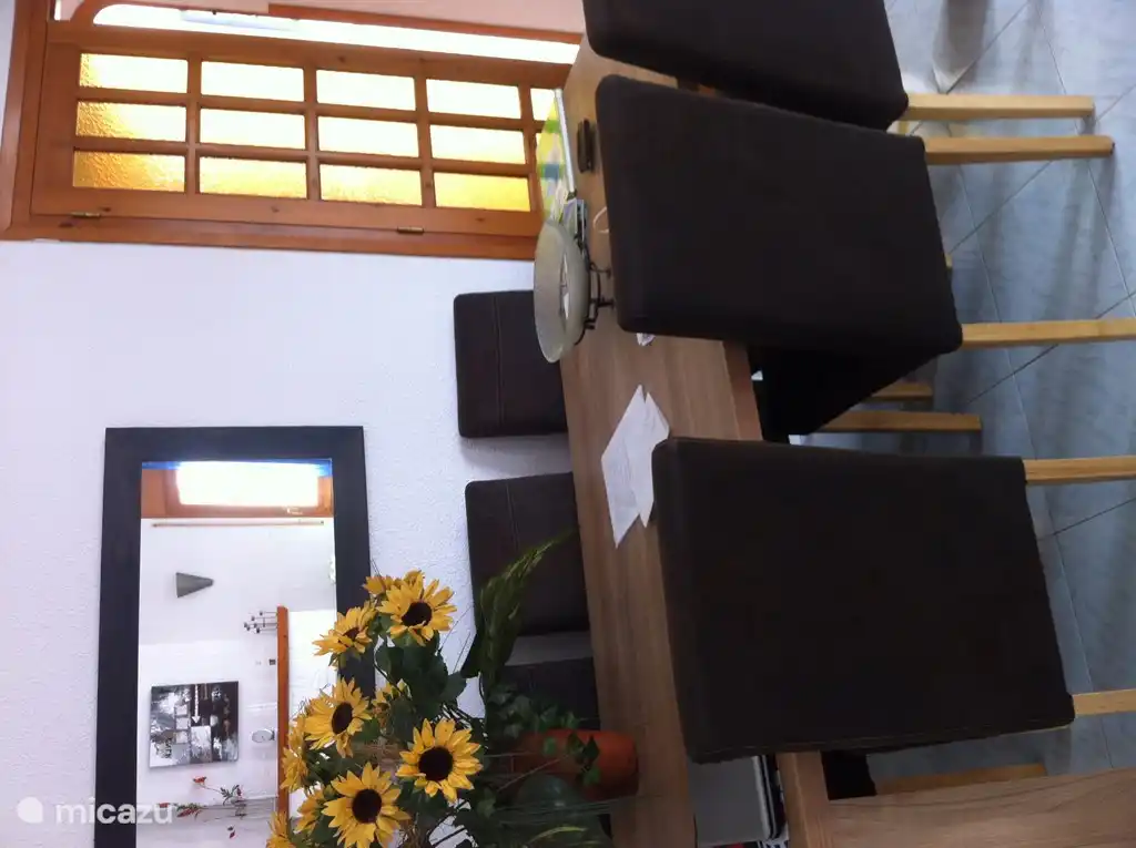 Eettafel in woonkamer.