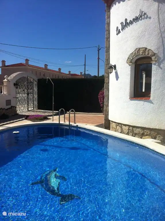 Zwembad met douche en poort.