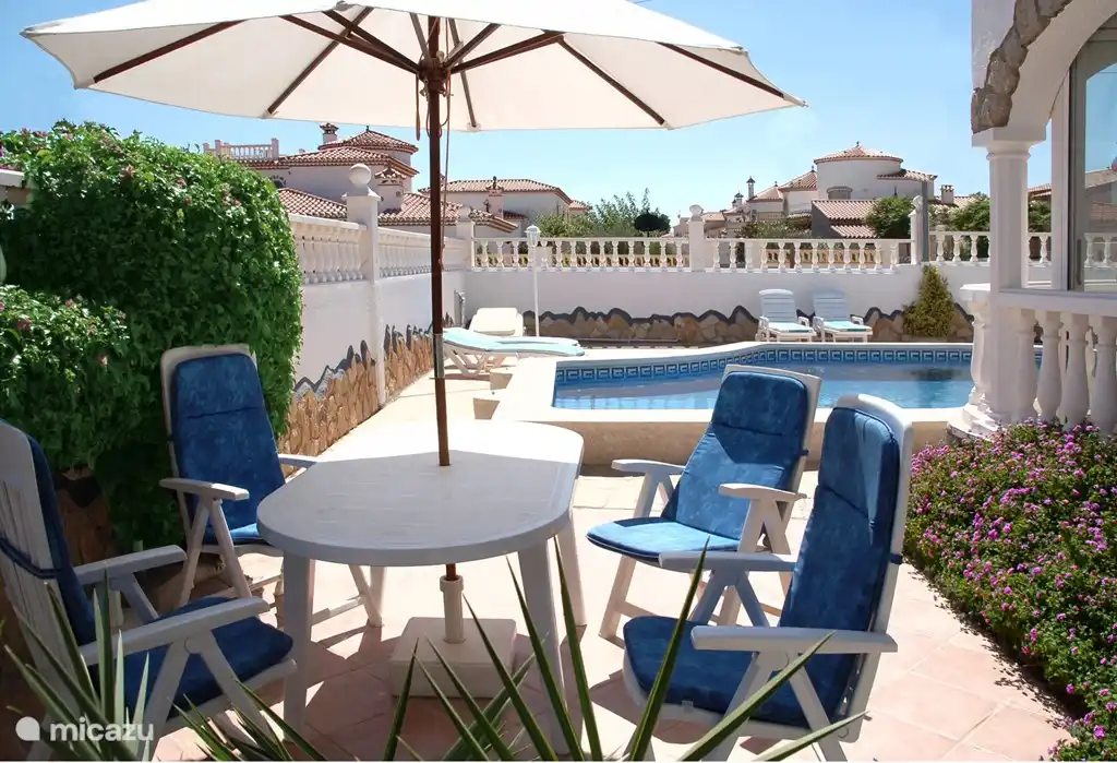 Terrasje bij zwembad.