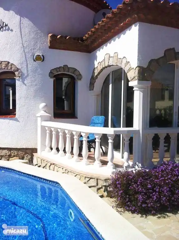 Terrasje aan de serre.