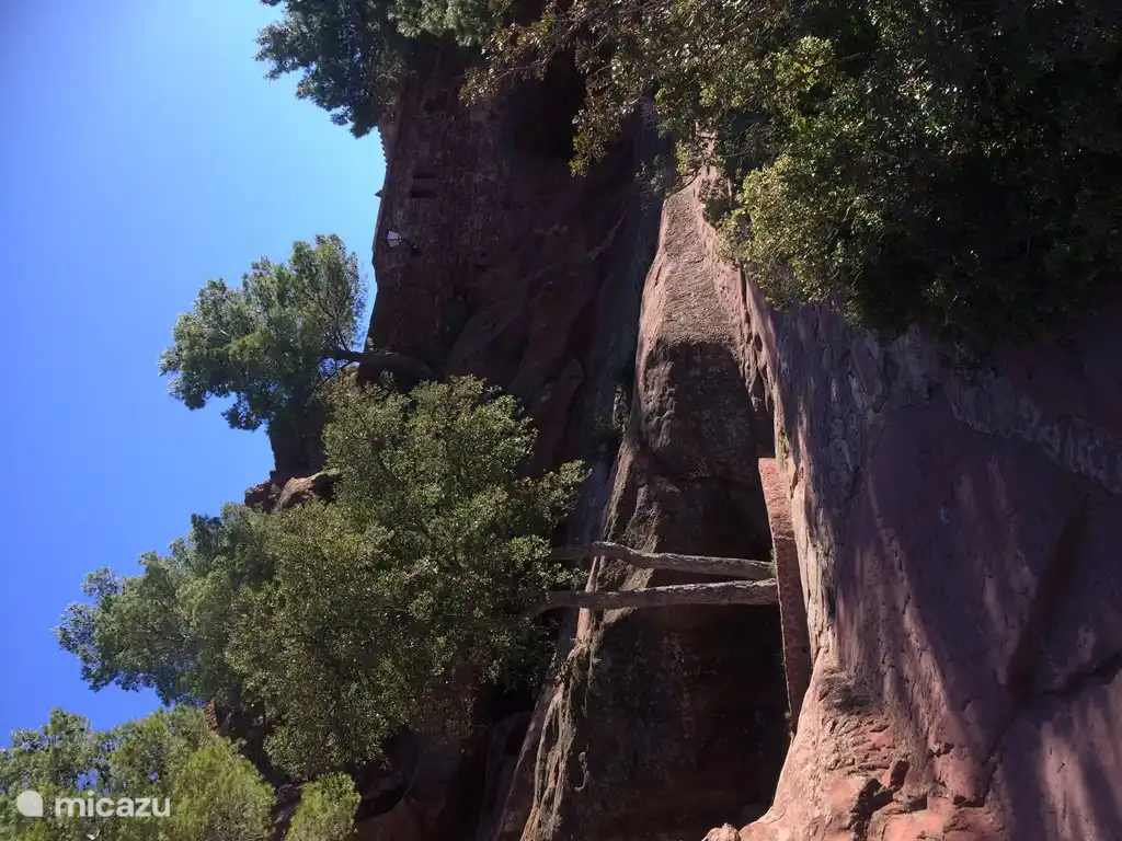 Rode rotsen bij Mont Roig.