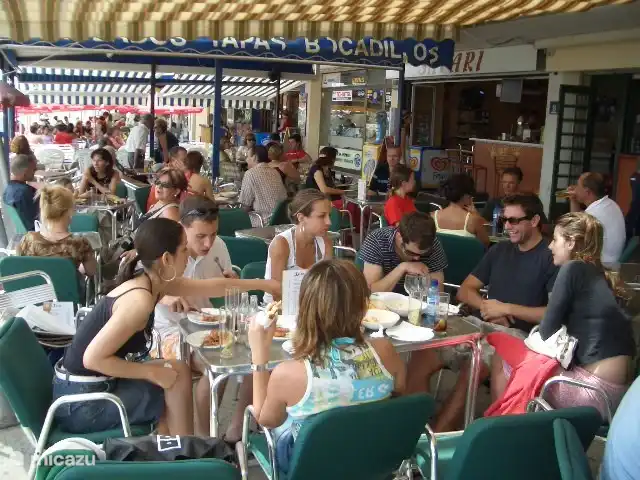 Terrasjes in de haven bij hospitalet op de zondagse marktdag.