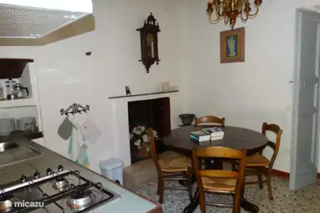 Vakantiehuis Italië, Marche, Arcevia appartement Oleandro Woonkeuken