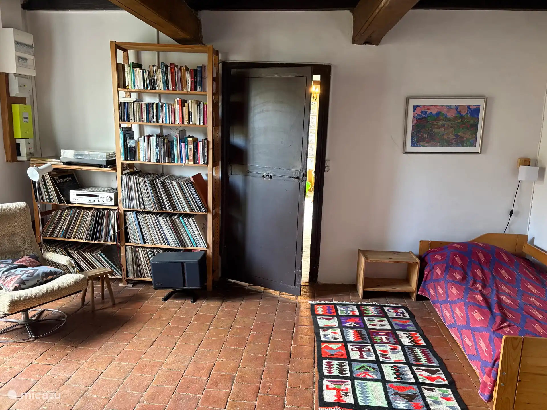 Kleine huiskamer met langspeelplatenverzameling