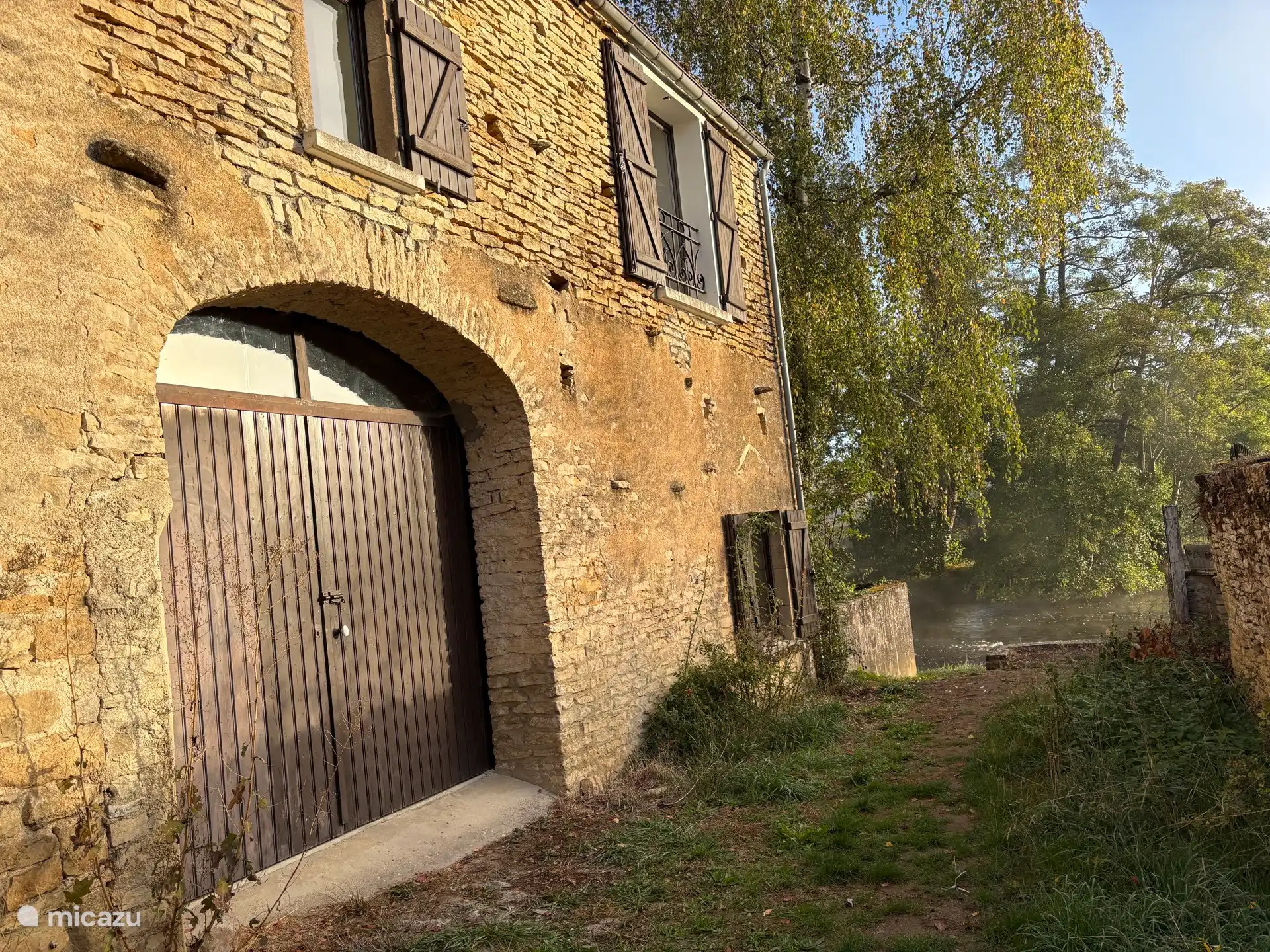 De verbouwde schuur met de op de riviergerichte tweede keuken en grote huiskamer