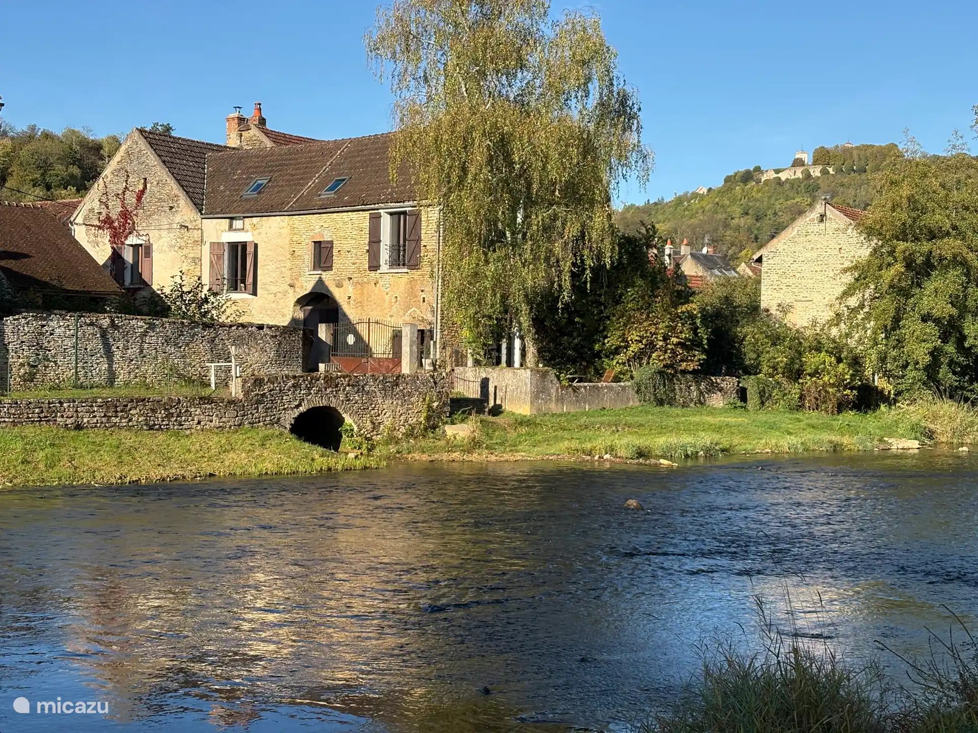Uitzicht op het huis vanaf de overkant van de rivier