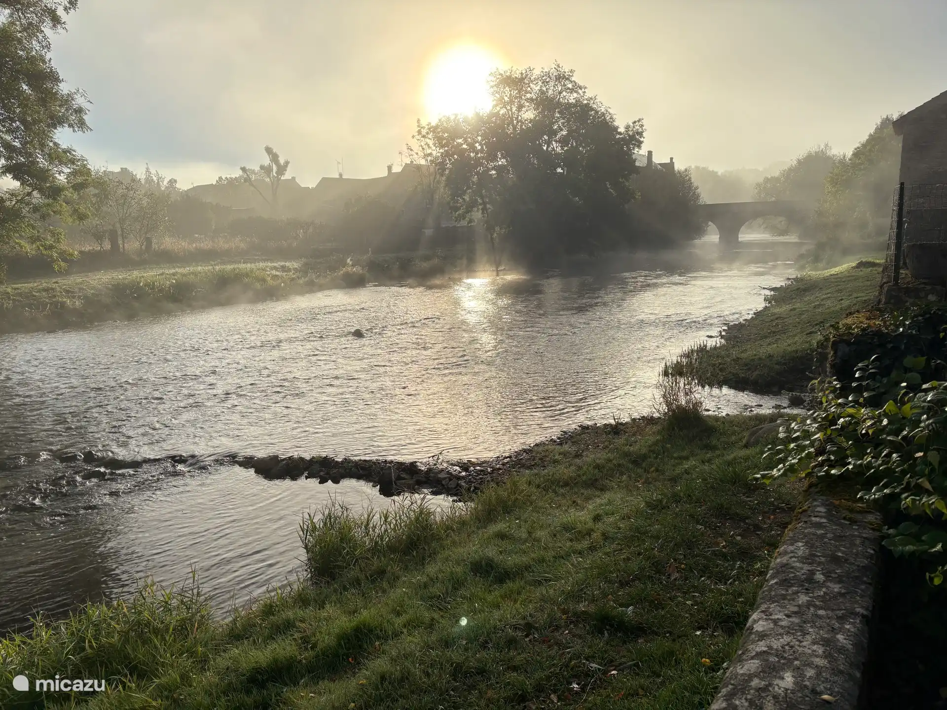 Rivier vanaf het terras in de vroege najaarsochtend