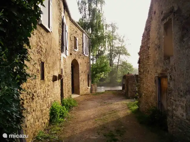 Maison de la rivière | France, Yonne, Saint-Père-sous-Vézelay - maison de vacances chemin vers la rivière devant la maison. Juste la ruine d'un moulin à eau