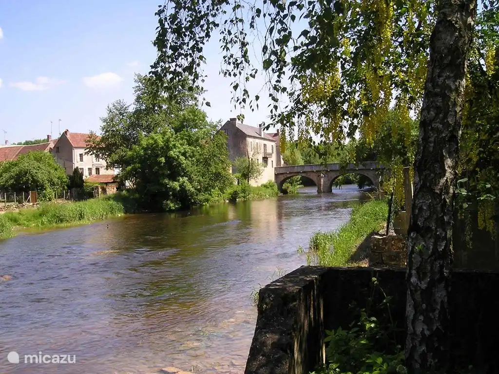 Von der Terrasse aus sieht man wunderschön auf dem Fluss