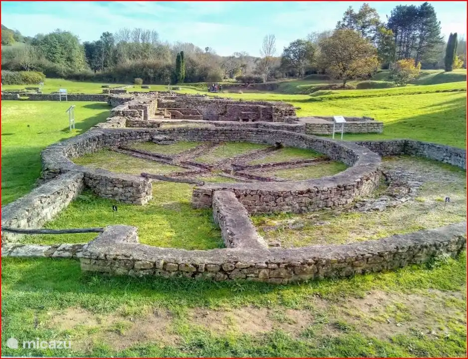 Die Quellen, das römische Badehaus und der keltische Tempel des Fontaines Salees in der Nähe von Saint Pere.
