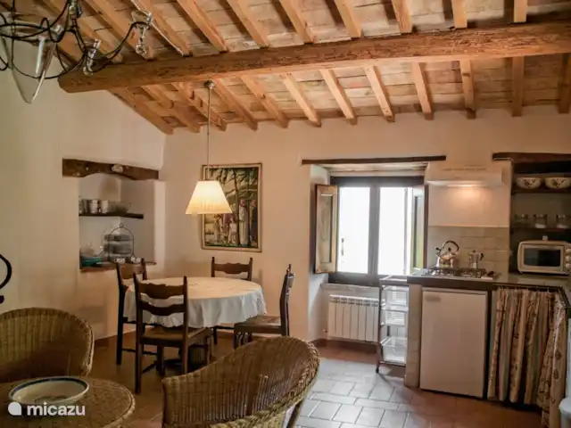 appartement huren in Italië, Marche, Arcevia – Papavero Woonkamer met dubbele slaapbank, open keuken en eettafel