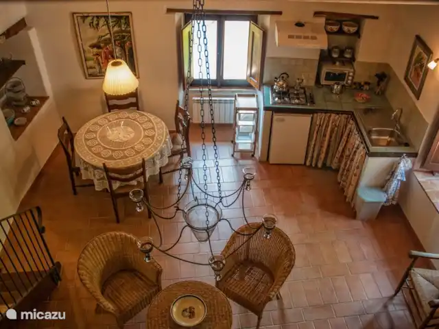 appartement huren in Italië, Marche, Arcevia – Papavero Zicht van de vide op de woonkamer