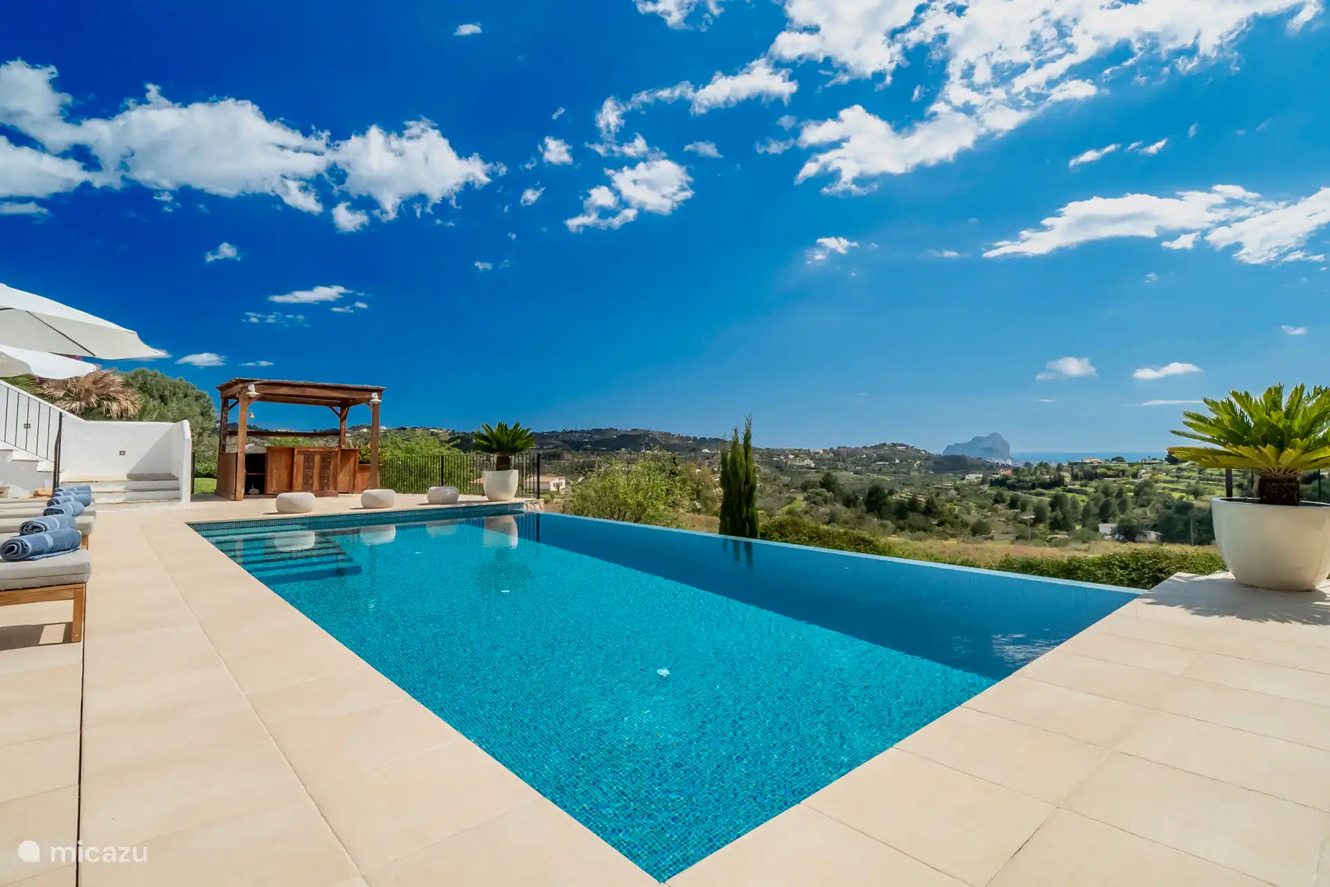 Pool, Bar und Aussicht