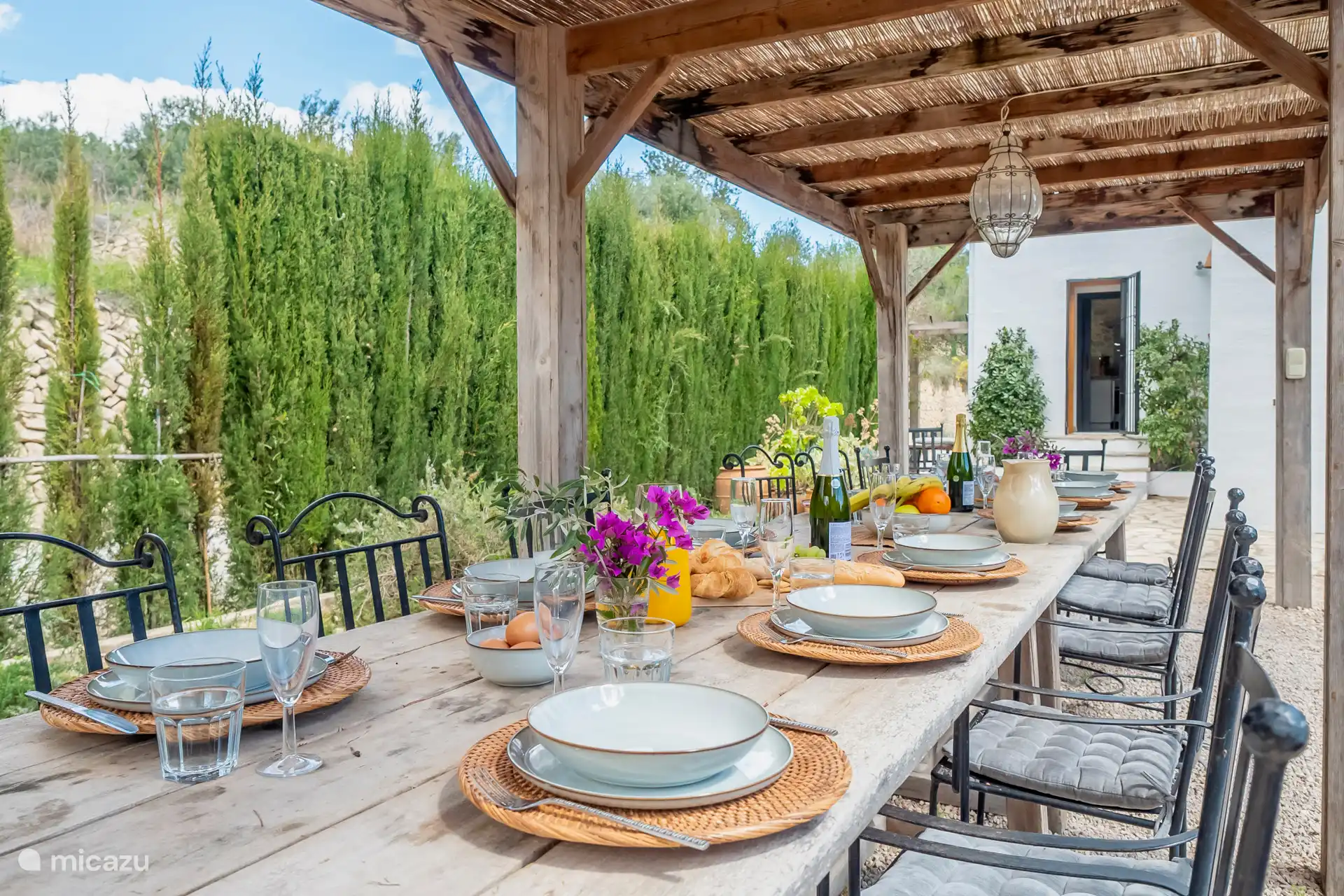 Esstisch im Freien mit Zugang zum Hauswirtschaftsraum