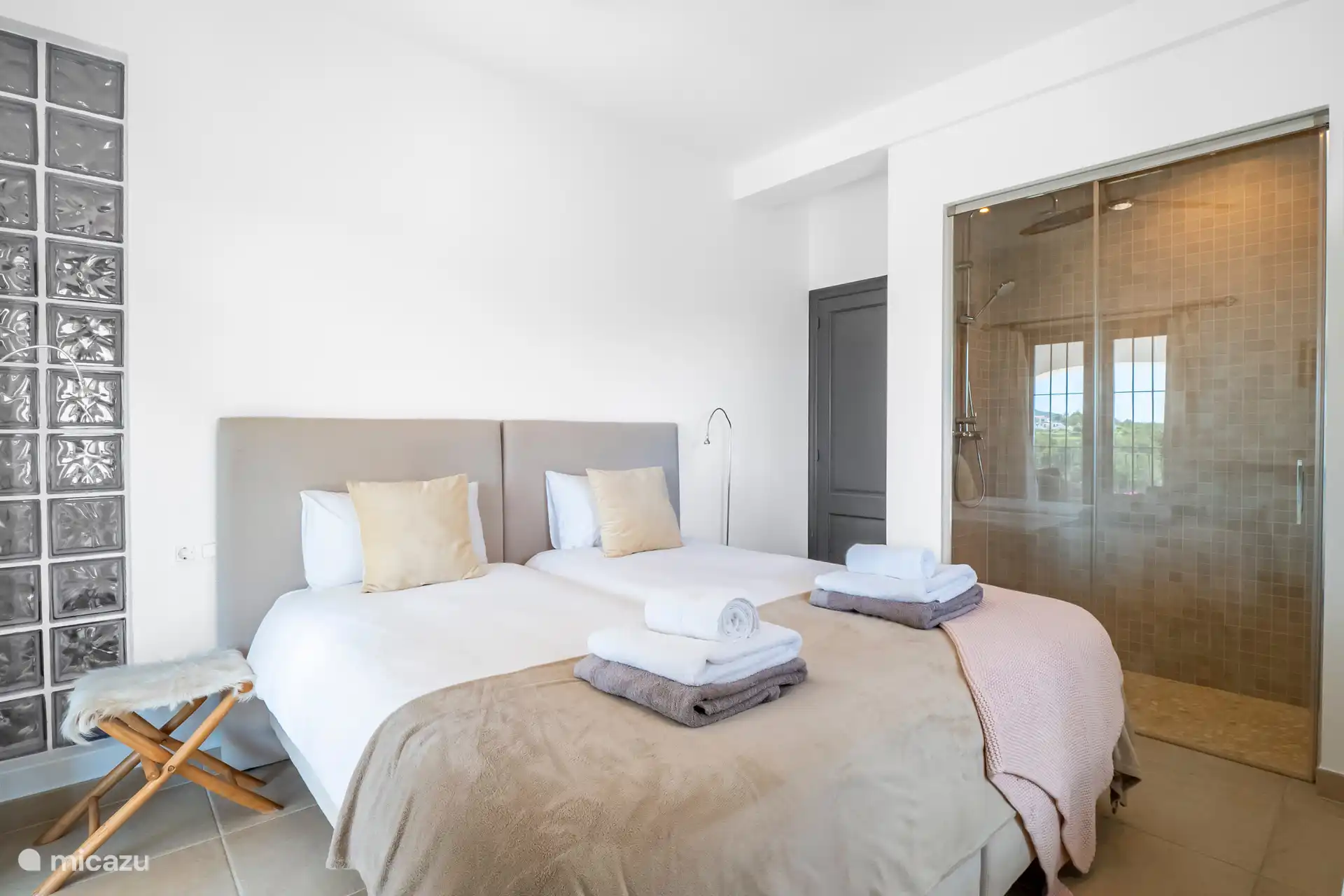 Schlafzimmer 1. OG inkl. Bad