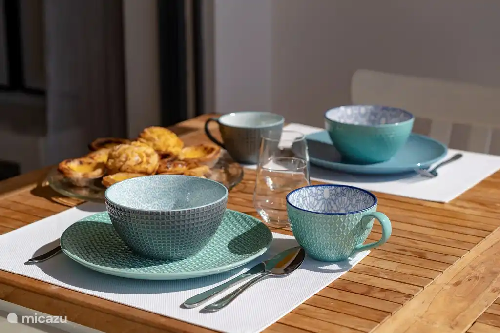 Auf dem Balkon können Sie in der frühen Morgensonne ein leckeres Frühstück genießen.