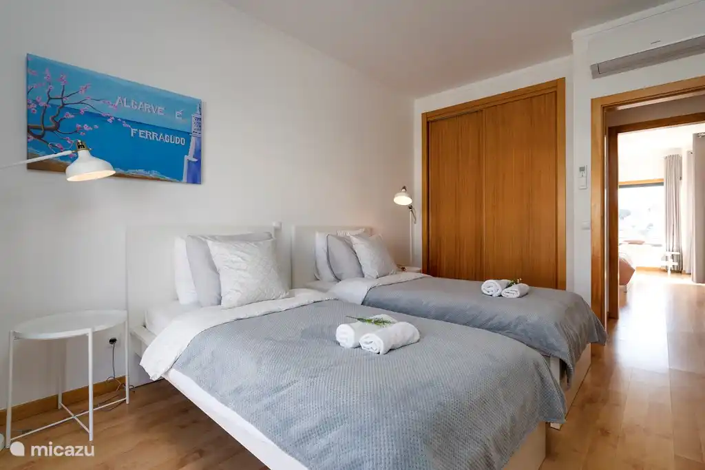 Schlafzimmer mit 2 Einzelbetten.