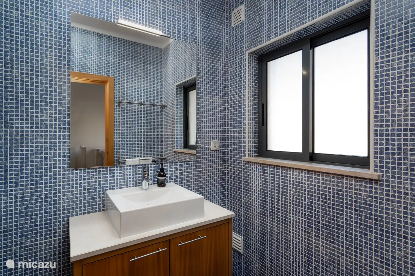 Eines von drei Badezimmern.