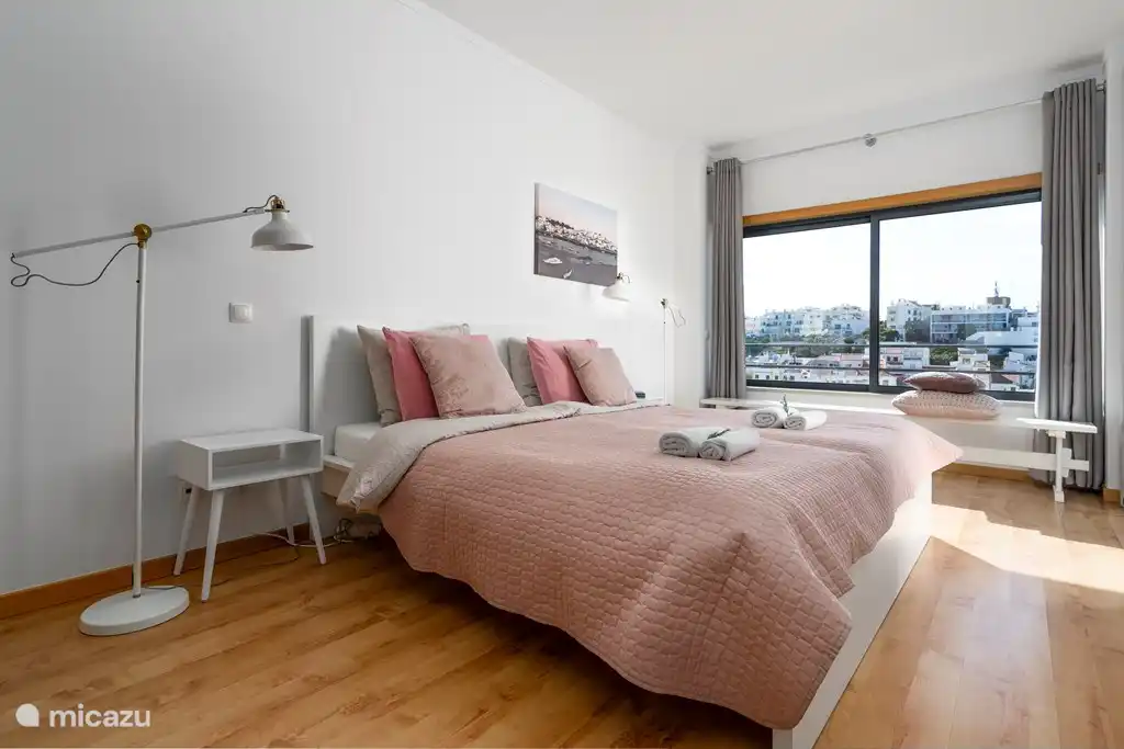 Schlafzimmer mit Doppelbett.