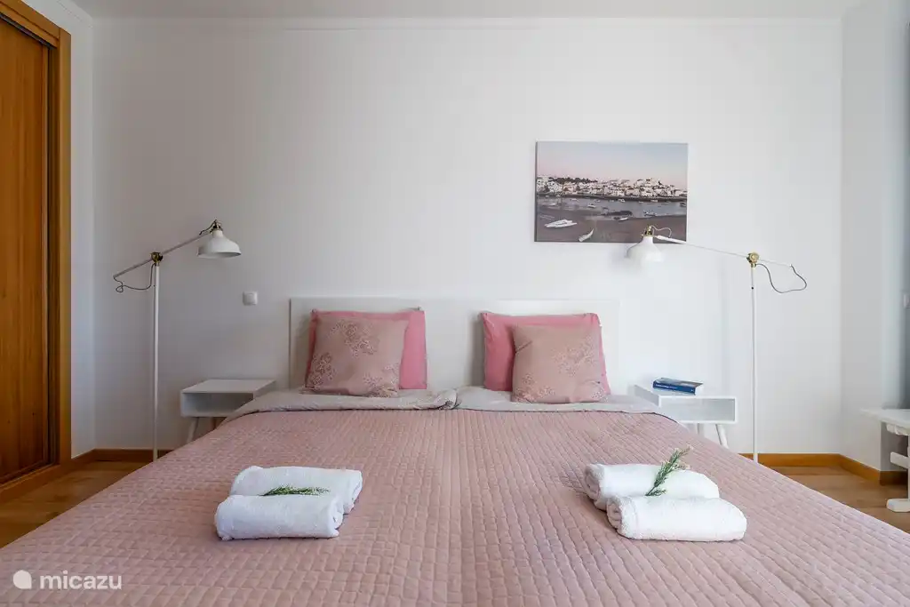 Schlafzimmer mit Doppelbett.