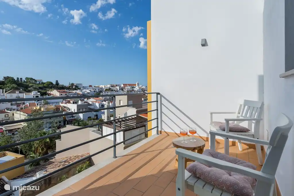 Balkon Schlafzimmer mit Doppelbett.
