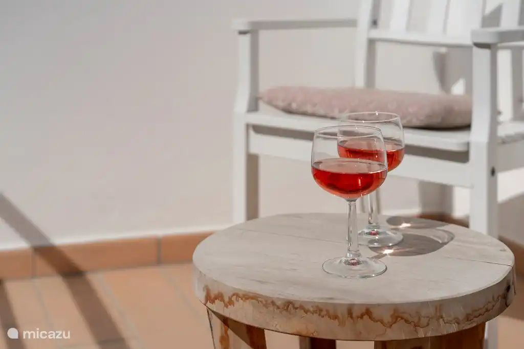 Balkon Schlafzimmer mit Doppelbett.