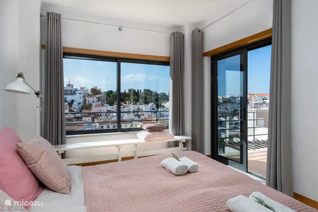 Schlafzimmer mit Doppelbett.