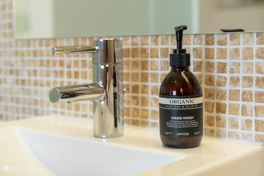 Badezimmer Schlafzimmer mit Doppelbett.