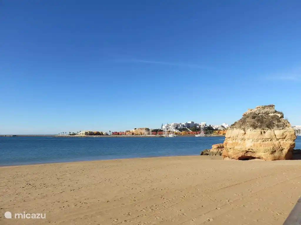 Zum schönen Praia Grande sind es etwa 10 Gehminuten.