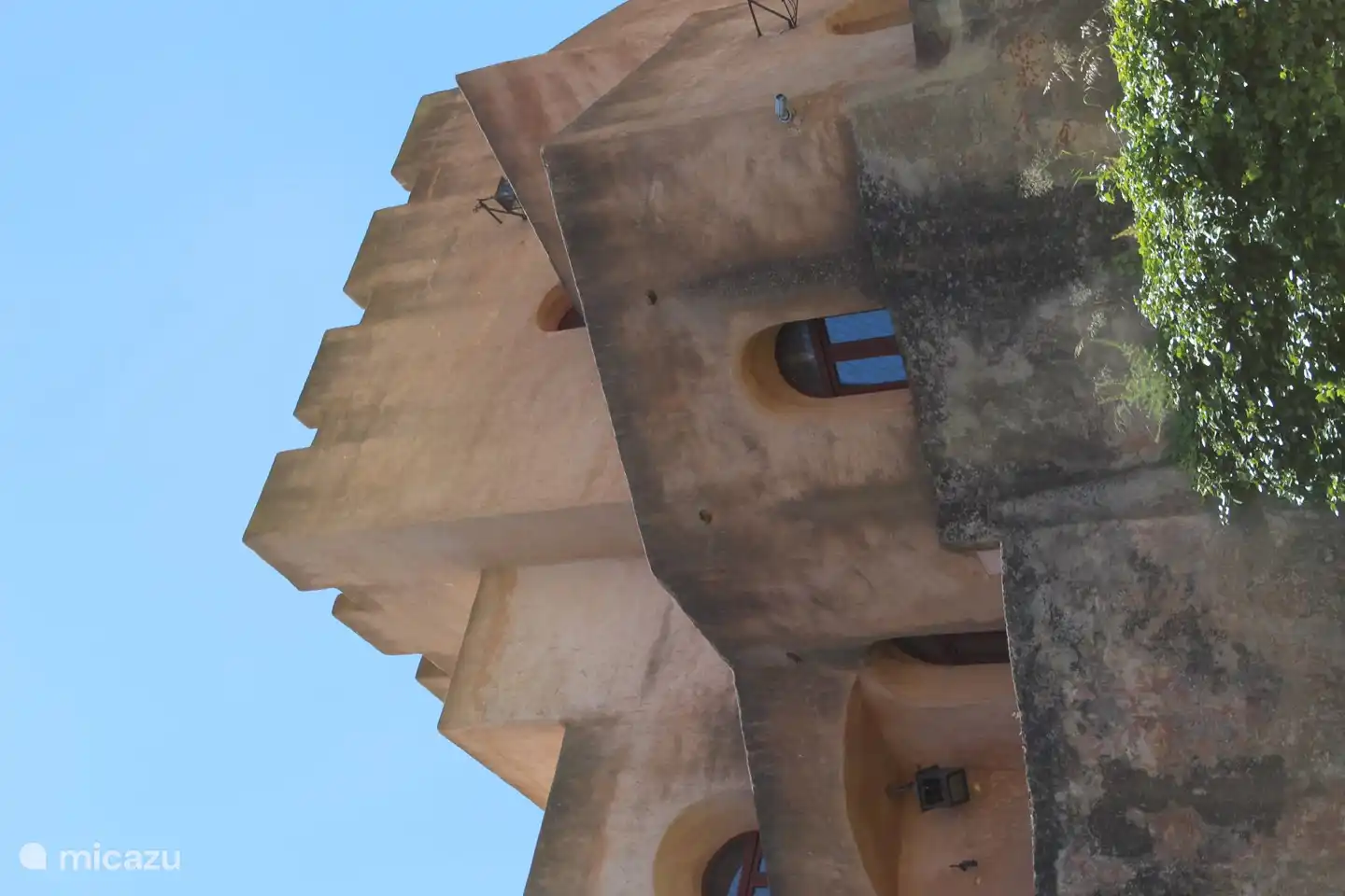 Praia Grande hat eine Terrakotta-Burg, die direkt über der Küste in einen Felsen gebaut wurde.