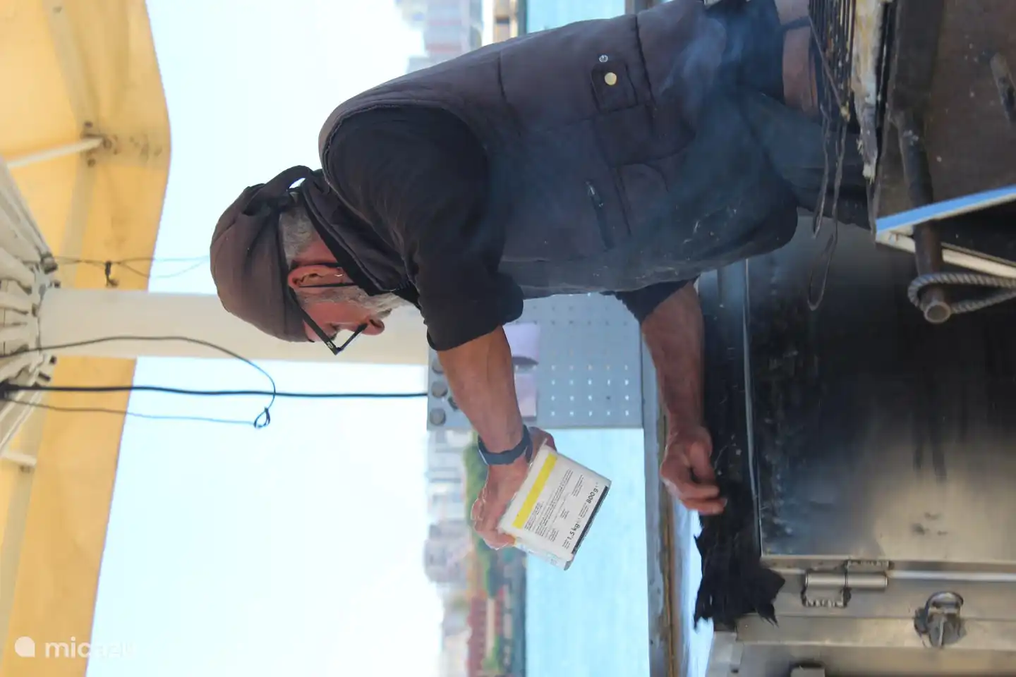 Im Hafen können Sie leckeren frisch gebackenen Fisch essen.