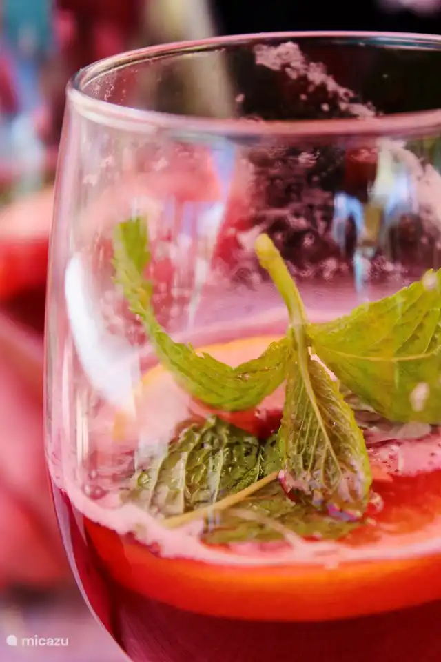 Köstliche Sangria auf dem Platz.