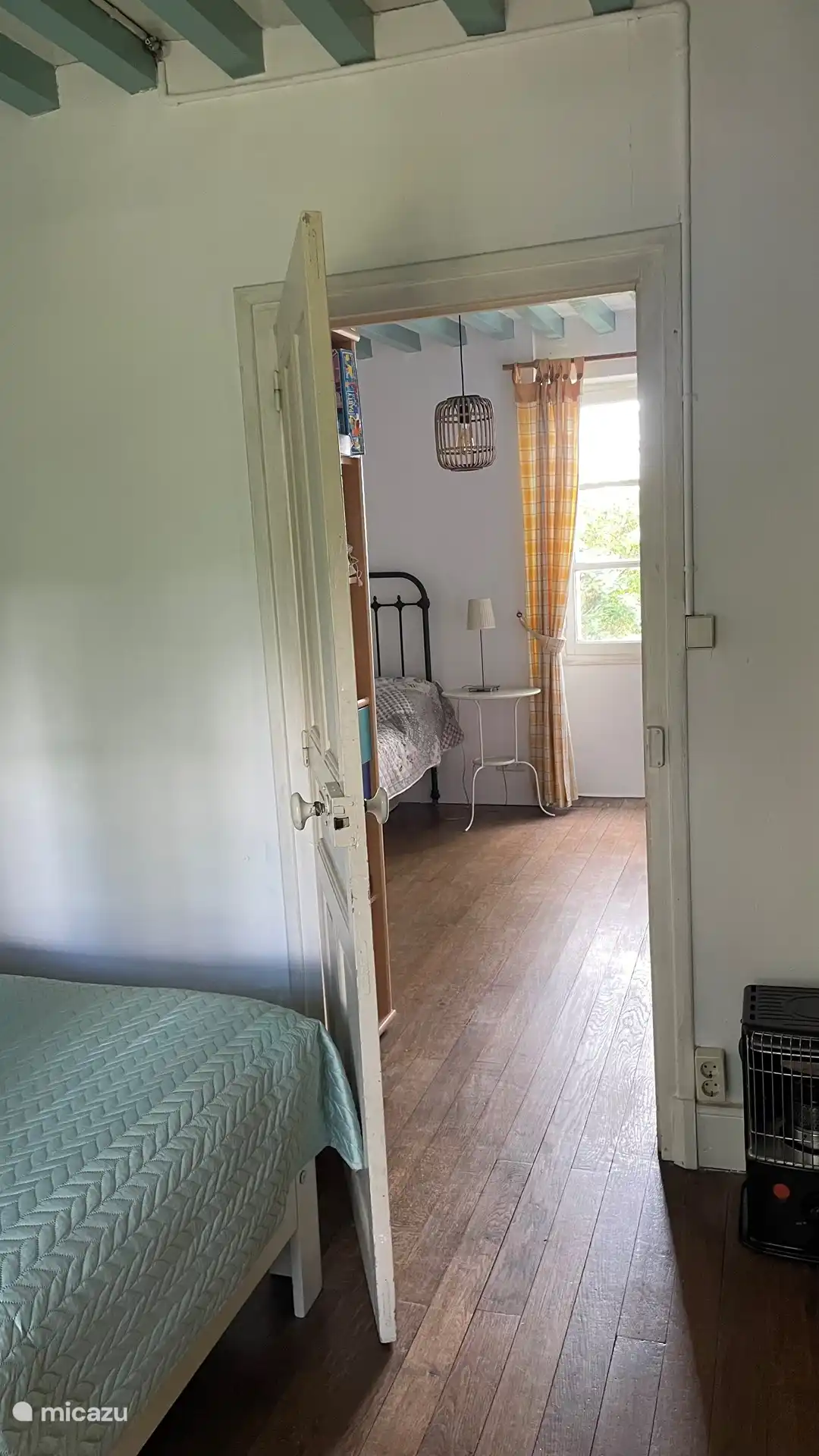 Segundo dormitorio con una cama queen size y una cama individual