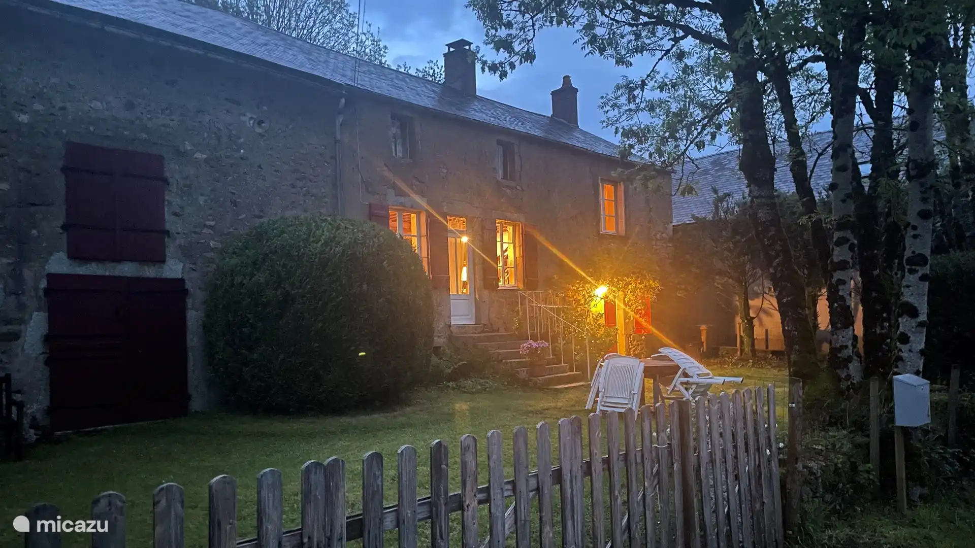 Al anochecer.
Los terrenos están completamente vallados 