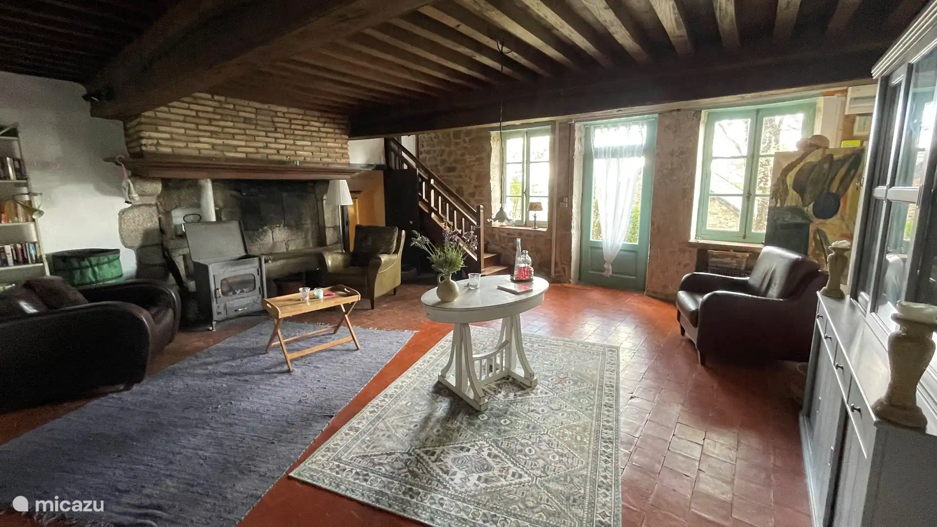 sala de estar con estufa de leña