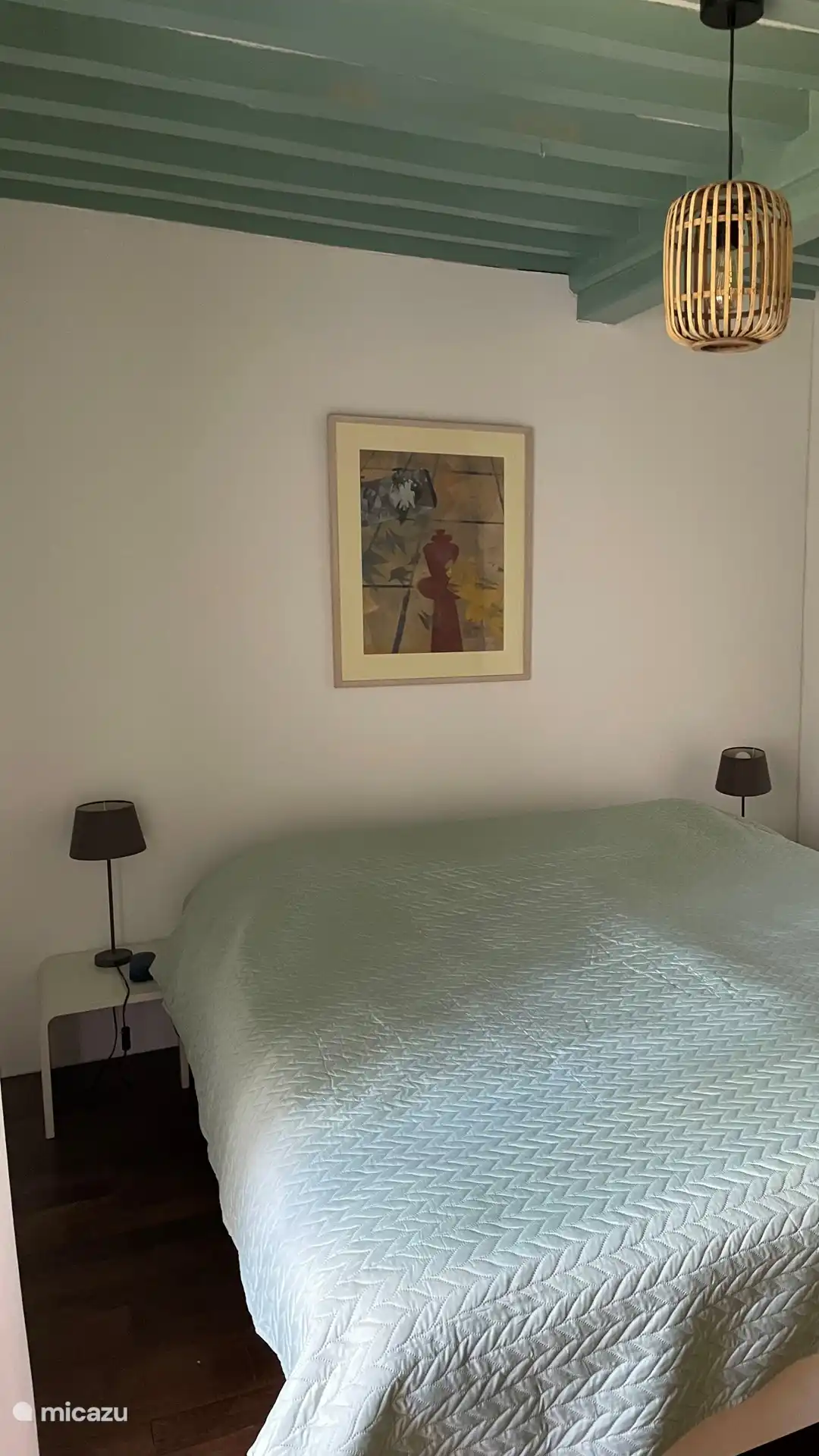 Dormitorio con cama doble con 2 colchones y edredones separados