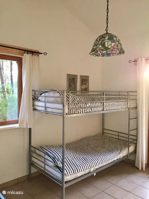 Stapelbed in de blauwe kamer in het Maison des Amis