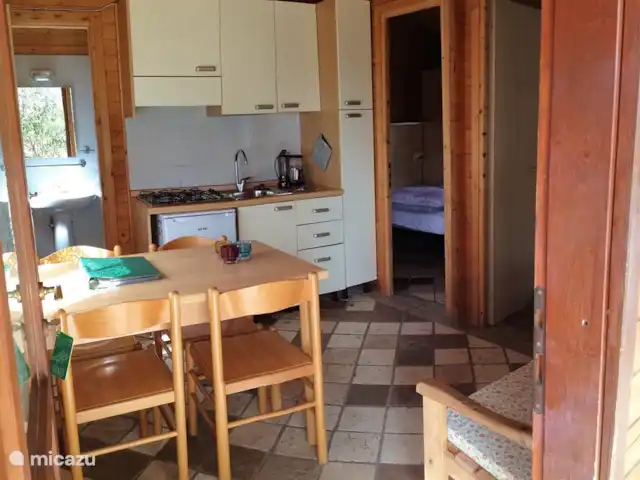 blokhut / lodge huren in Italië, Toscane, Viareggio – Chalet Toscane Italië Kleine woonkamer met open keuken
