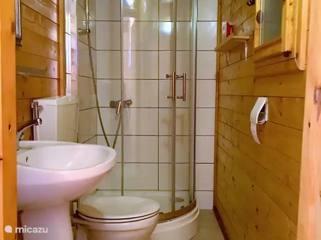 blokhut / lodge huren in Italië, Toscane, Viareggio – Chalet Toscane Italië Badkamer met douche en toilet