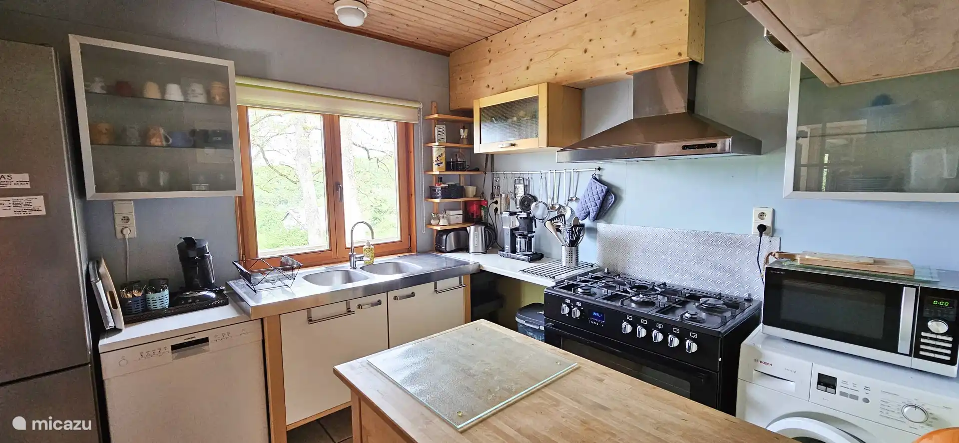 Gut ausgestattete Küche mit Geschirrspüler, großem Backofen und Waschmaschine