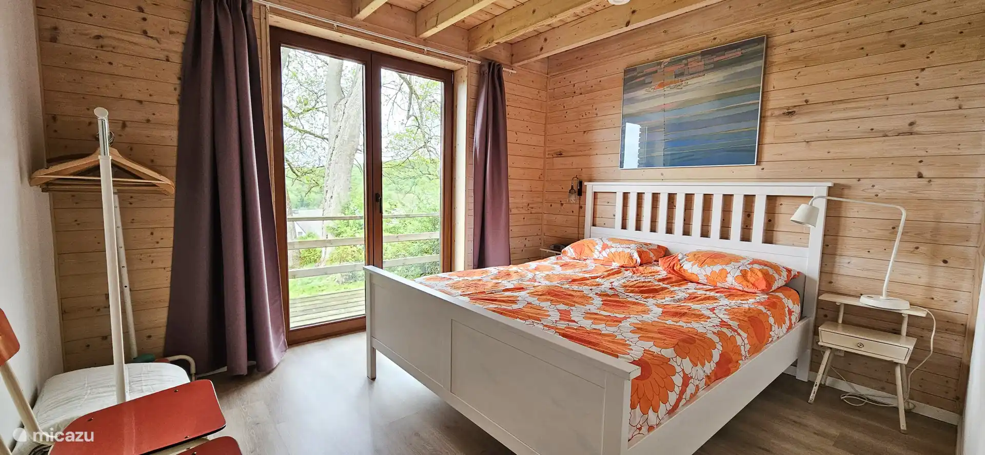 Schlafzimmer im Erdgeschoss mit Terrassentüren zur Terrasse