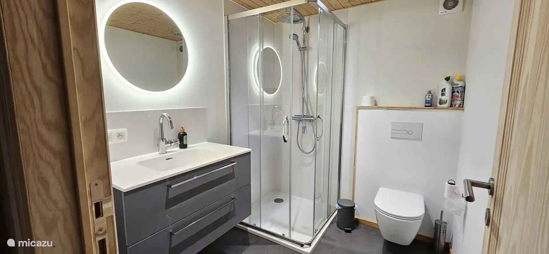 Badezimmer 1 im Nebengebäude mit Regendusche 