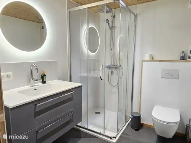 Ardennes Grande terrasse WIFI Vue | Belgique, Ardennes, Villers-Sainte-Gertrude - maison de vacances Salle de bain 1 dans le bâtiment annexe avec douche à effet pluie